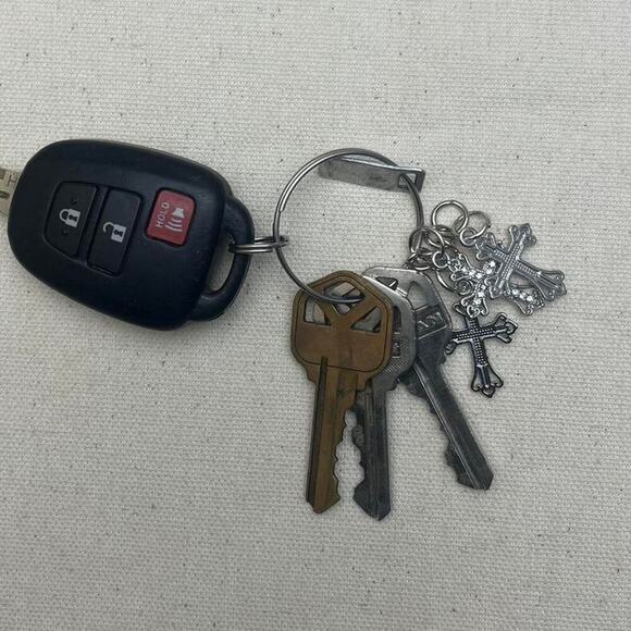 Y2k 2000s vintage style silver cross key chain - Picture 2 of 7